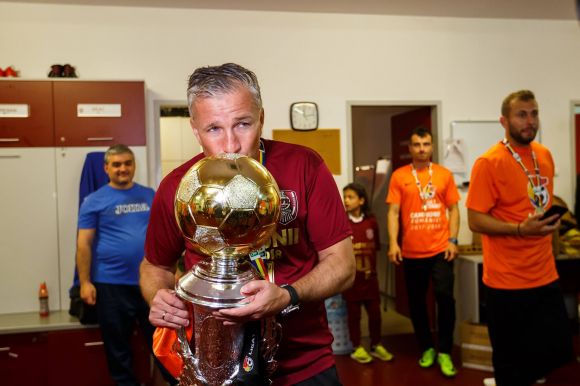 Menni vagy maradni? – Sir Petrescu dilemmája