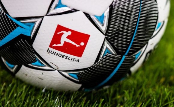 A Bundesliga folytatódik, a Premier League-ben viszont nőnek a gondok