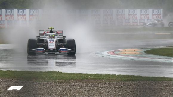 F1 Emilia-romagnai Nagydíj: Hatalmas Hamilton-hiba, eső, balesetek és piros zászló