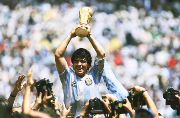 Gyászol a futballvilág, a Lelátó öt ikonikus góllal búcsúzik Maradonától