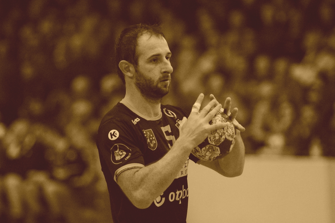 Szén Sándor: Meghalt a király. Haljon a csapat is!